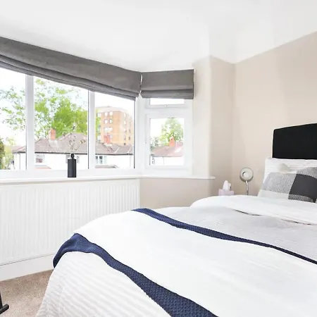 Ferienhaus Pass The Keys Picture Perfect Haven In Didsbury Village - Free Parking & Ev Station *