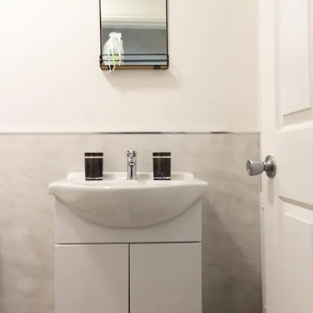 Cosy & Compact In Swinton 公寓