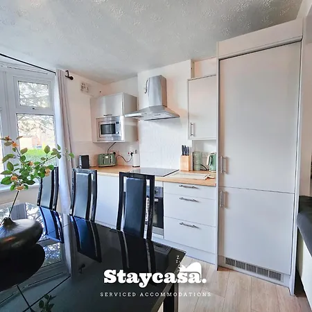 Large 6br House Free Parking & Wifi Holiday home *