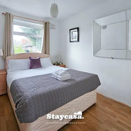 Large 6br House Free Parking & Wifi Holiday home *