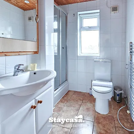 Large 6br House Free Parking & Wifi Manchester