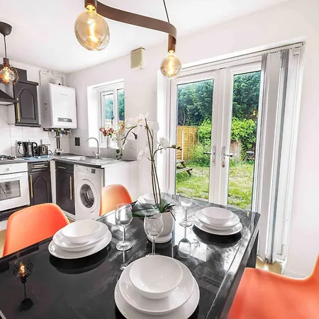 Centre House, Perfect For Long Stays! Parking, Wifi, Outdoor Space Manchester