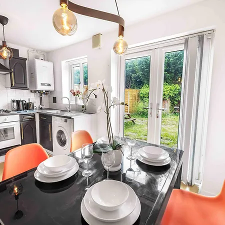 Centre House, Perfect For Long Stays! Parking, Wifi, Outdoor Space Manchester