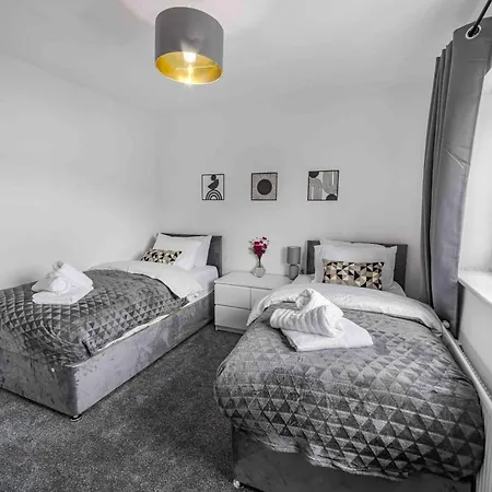 Centre House, Perfect For Long Stays! Parking, Wifi, Outdoor Space * Manchester