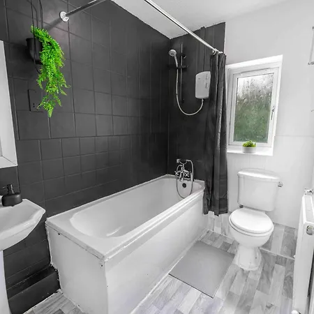 Centre House, Perfect For Long Stays! Parking, Wifi, Outdoor Space * Manchester