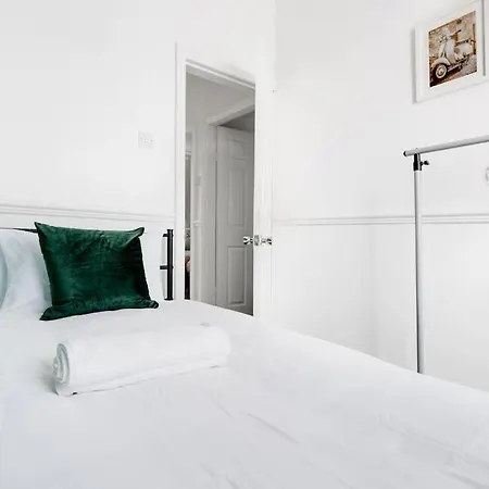 Spacious 3br - Pool Table - Games - Sleeps 9 * Manchester