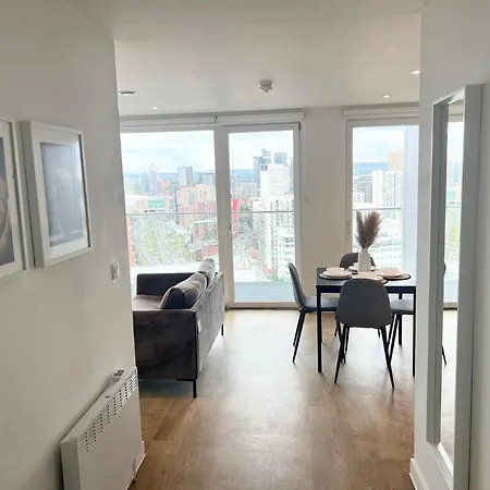 Modern 2 Bed With Balcony & Gym Apartman