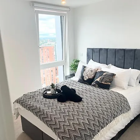 Modern 2 Bed With Balcony & Gym * Manchester