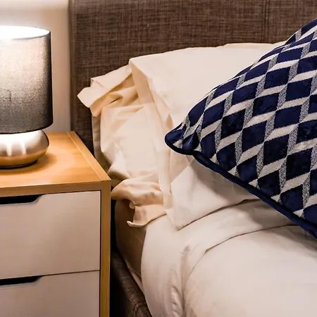 Classy 2-br, 3-bath Sleeps 5, High Speed Unlimited Wifi