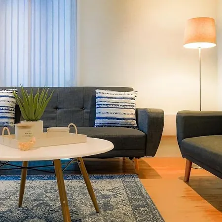 Classy 2-br, 3-bath Sleeps 5, High Speed Unlimited Wifi Apartament