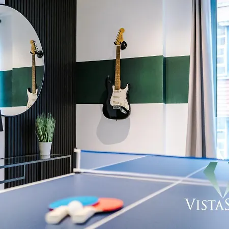 2bdr By Vista Short Lets & Serviced With Pool Table & Free Wifi مانشستر