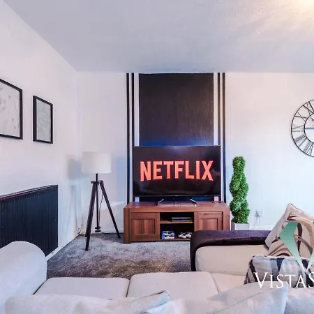 Spacious 4bdr House By Vista Short Lets & Serviced With Driveway Parking & Pool Table