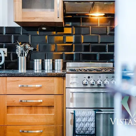 Spacious 4bdr House By Vista Short Lets & Serviced With Driveway Parking & Pool Table *