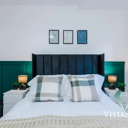 Spacious 4bdr House By Vista Short Lets & Serviced With Driveway Parking & Pool Table Hébergement de vacances