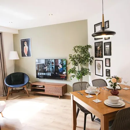 Modern & Premium 2br 2ba Center