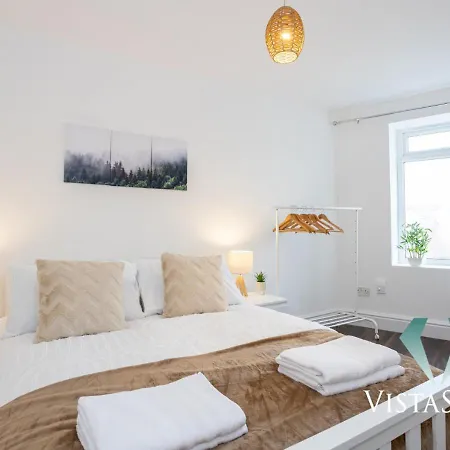 Spacious 5bdr House By Vista Short Lets & Serviced With Free Wifi, Parking & Netflix 度假居