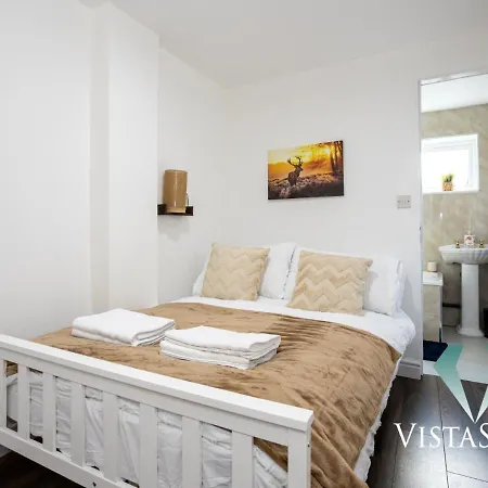 Spacious 5bdr House By Vista Short Lets & Serviced With Free Wifi, Parking & Netflix 度假居