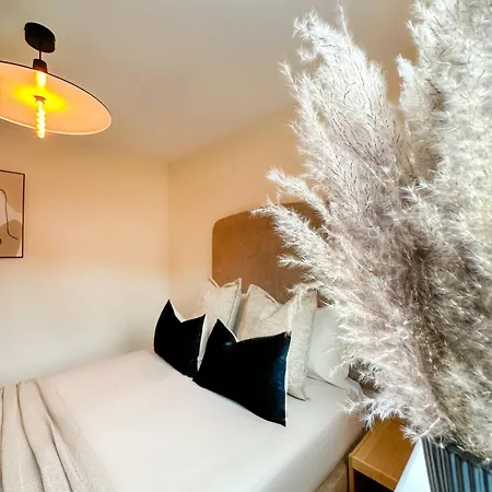 Scandinavian Haus For 8 Holiday home Manchester