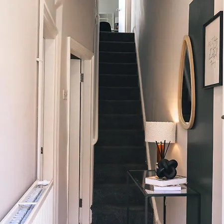 Spacious Stylish With Free Parking 10 Mins To Centre & Ao Arena Ideal For Groups & Long *