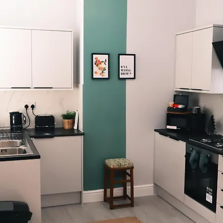 Σπίτι διακοπών Spacious Stylish With Free Parking 10 Mins To Centre & Ao Arena Ideal For Groups & Long