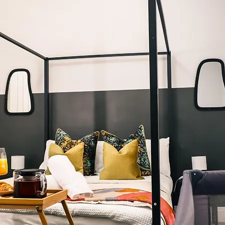 Hébergement de vacances Spacious Stylish With Free Parking 10 Mins To Centre & Ao Arena Ideal For Groups & Long