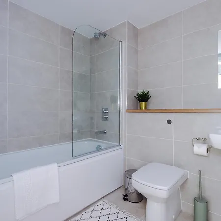 Parking - Lastmindeals - 2bed Manchester