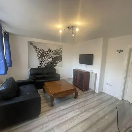 Cheerful 3 Bed Entire House, Newly Refurbished *