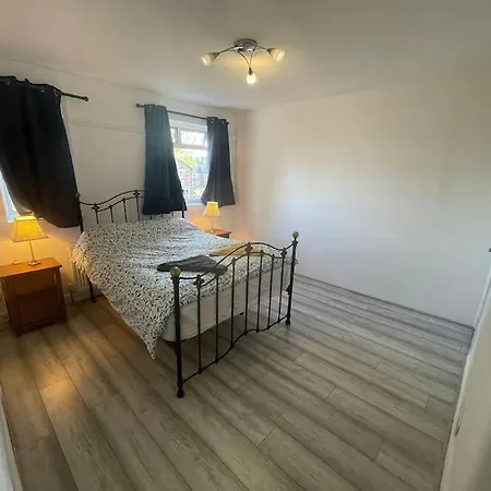 Cheerful 3 Bed Entire House, Newly Refurbished מנצ'סטר