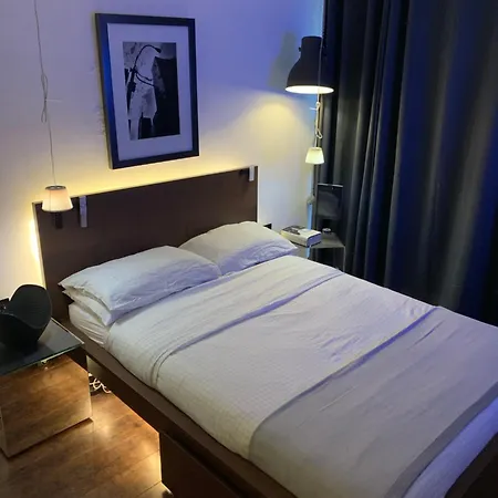 Cutting Square Cozy Getaway Manchester