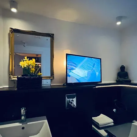 Cutting Square Cozy Getaway Hotel 3*