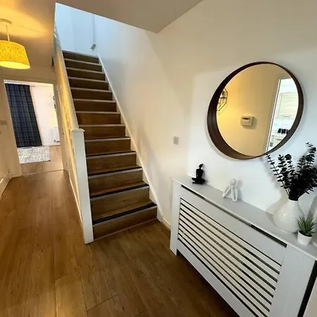 New Modern Townhouse Free Parking