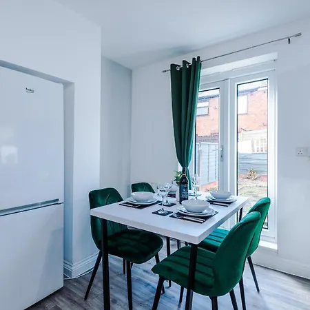 Stunning 3-bed In By 53 Degrees Property, Ideal For Contractor Groups & Long-term Business, Free Parking - Sleeps 7!