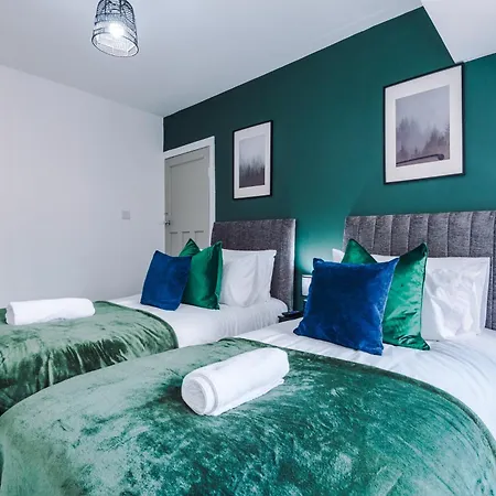 Stunning 3-bed In By 53 Degrees Property, Ideal For Contractor Groups & Long-term Business, Free Parking - Sleeps 7!