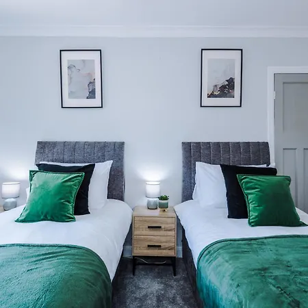 Stunning 3-bed In By 53 Degrees Property, Ideal For Contractor Groups & Long-term Business, Free Parking - Sleeps 7! *