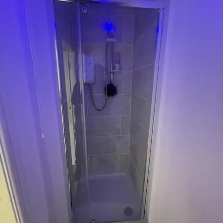 Stylish Large 3 Bedroom In * Манчестер