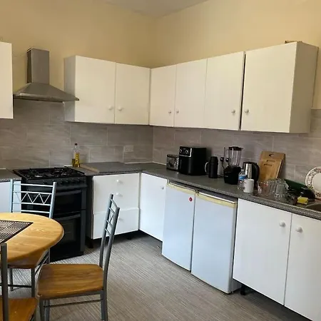Апартаменты Stylish Large 3 Bedroom In Манчестер