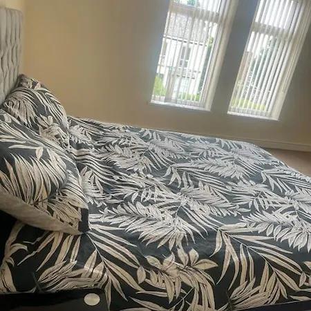 Stylish Large 3 Bedroom In Manchester