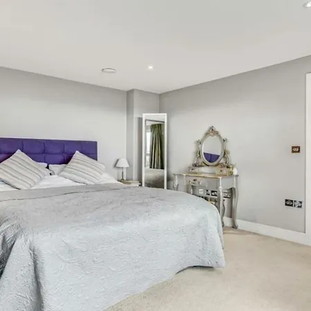 Large 4 Bed Flat *