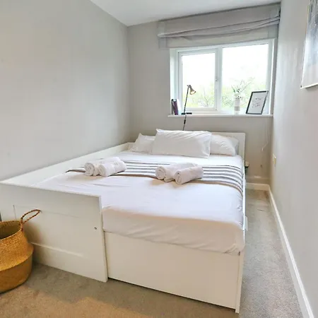 Pass The Keys Stylish Flat With Parking Close To Coop Arena アパート *