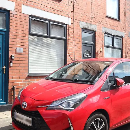 2-bedroom House, Free Parking, High Speed Wi-fi, Swinton Manchester