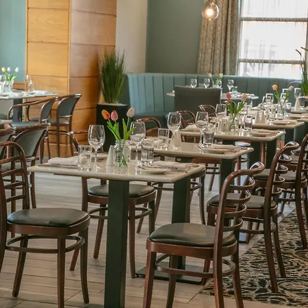 Отель Cresta Court 3*
