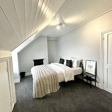 Victorian - 5 Bedroom House * Manchester