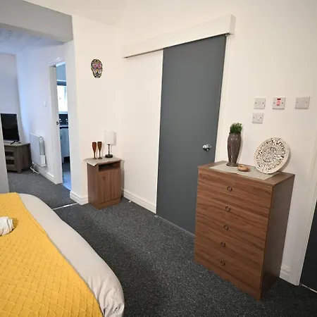 Spacious Studio Near Christie Hospital Apartamento *