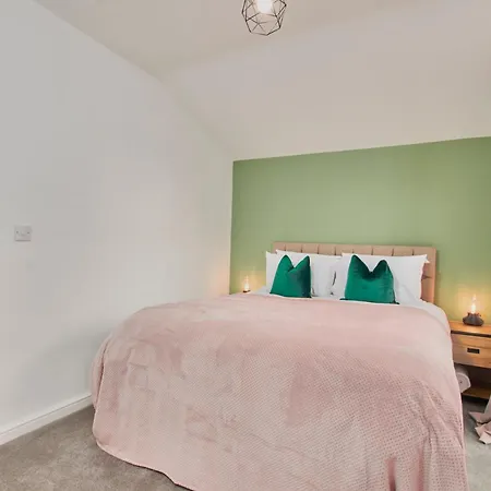 Stylish 5-bedroom Retreat Sleeps 9 By Purestay Vakantiehuis Manchester