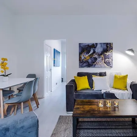 Cosy & Bright 2 Bedroom House דירה