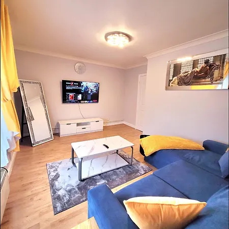 Charming Near Centre By Etihad Coop Arena דירה *