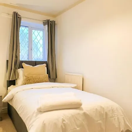 Holiday home Simple House W- Free Parking By Airport - Free Drop-off *