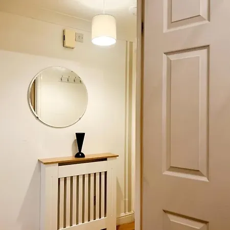 Simple House W- Free Parking By Airport - Free Drop-off Holiday home *