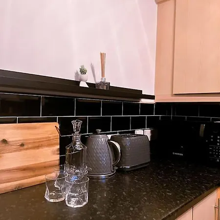 Simple House W- Free Parking By Airport - Free Drop-off Holiday home *
