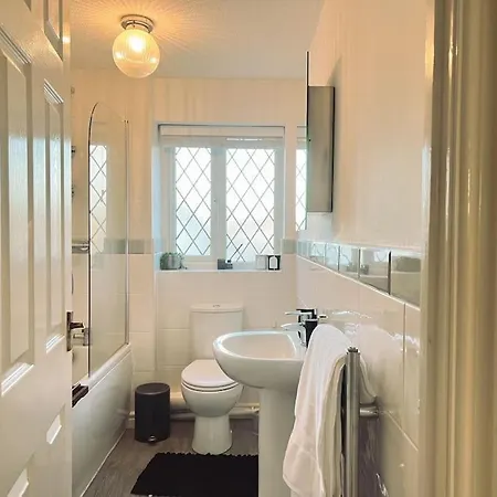 Simple House W- Free Parking By Airport - Free Drop-off Holiday home *
